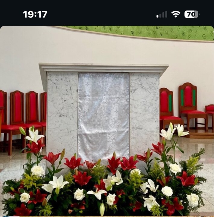 Decoração floral em altar de igreja
