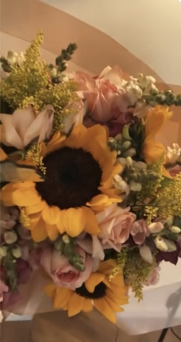 Composição floral da Guadalupe com girassóis e flores em tons rosados